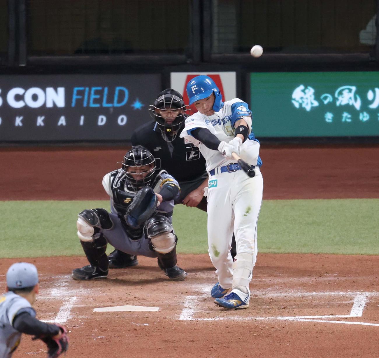 日本ハム対阪神　4回裏日本ハム2死一塁、プロ初本塁打となる左越え2点本塁打を放つ山県。投手門別（撮影・黒川智章）