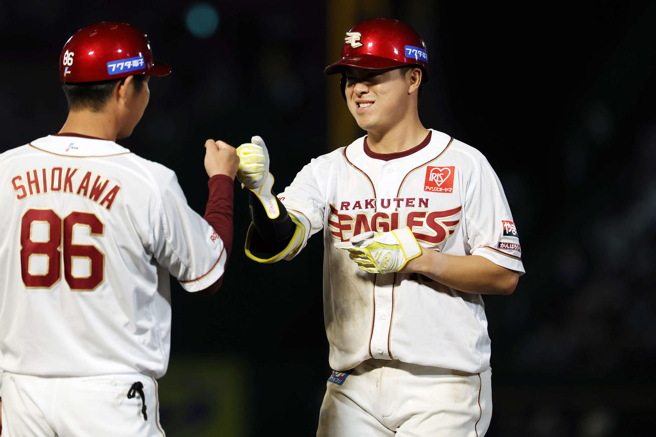 楽天対DeNA 8回裏楽天2死、右前打を放った渡辺佳（撮影・宮地輝）