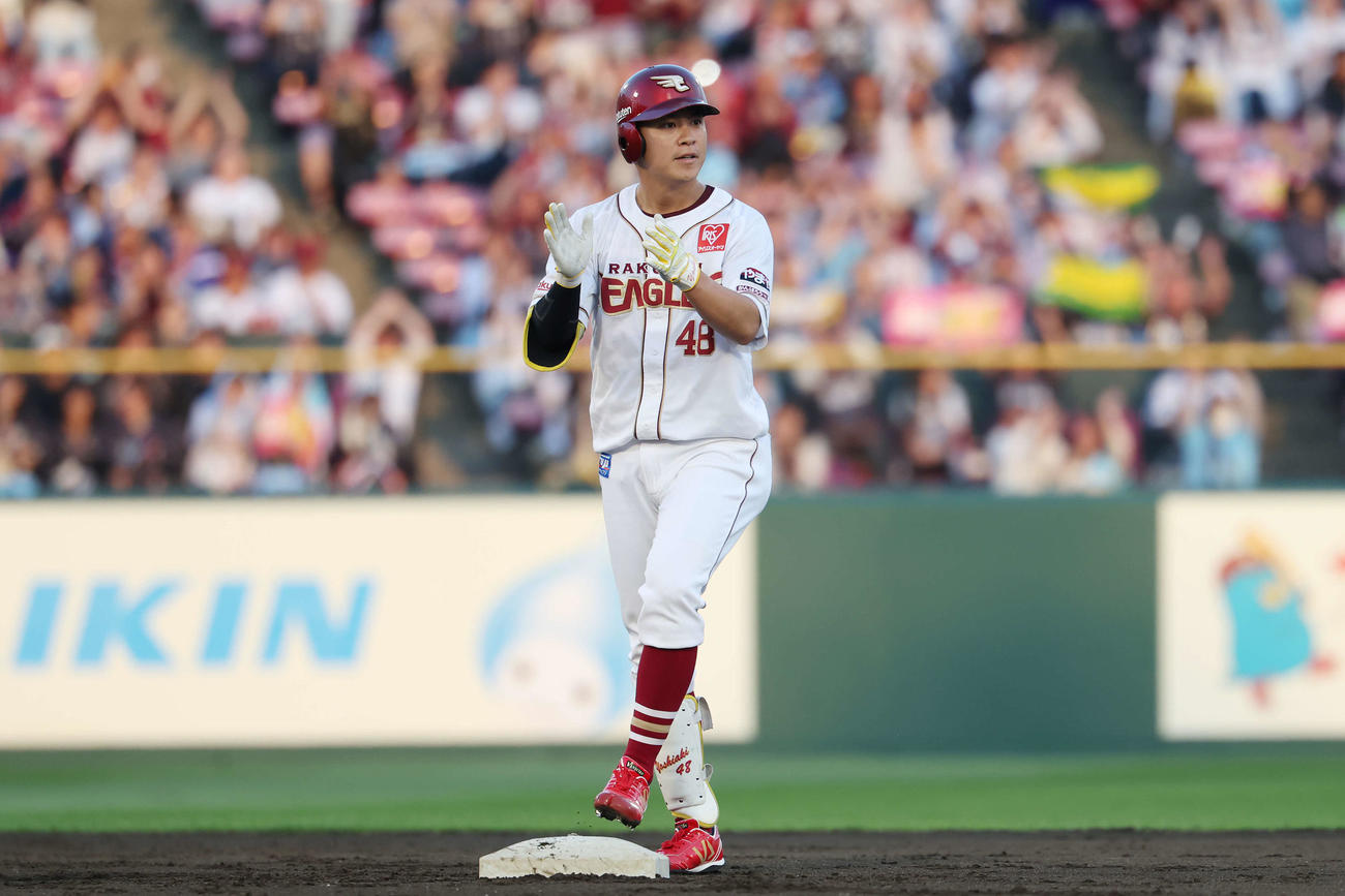 楽天対DeNA 1回裏楽天2死一、三塁、右2点適時二塁打を放った渡辺佳（撮影・宮地輝）