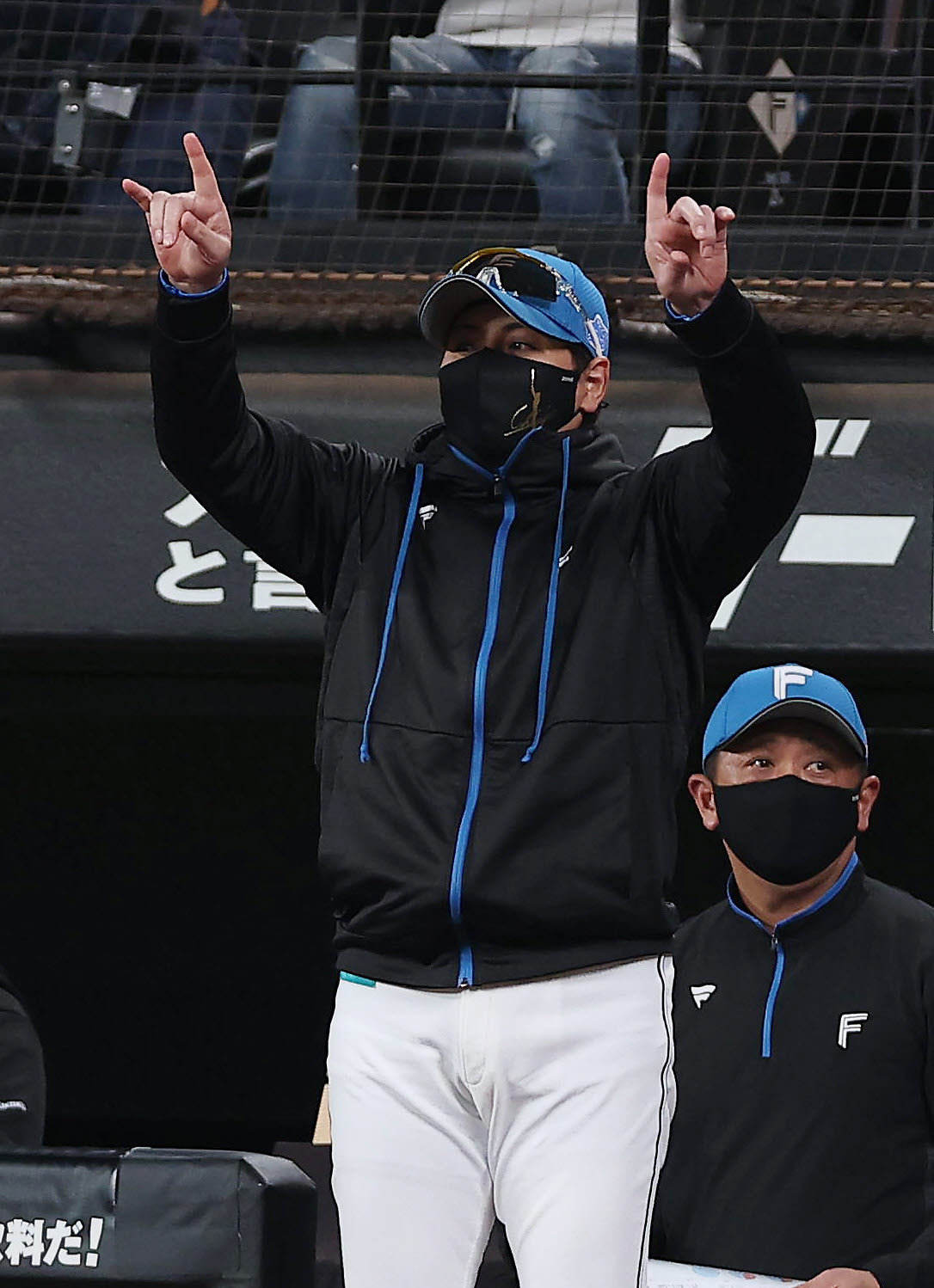 日本ハム対阪神　2回裏日本ハム1死一塁、松本剛の二盗アウト判定にリクエストする新庄監督（撮影・前田充）