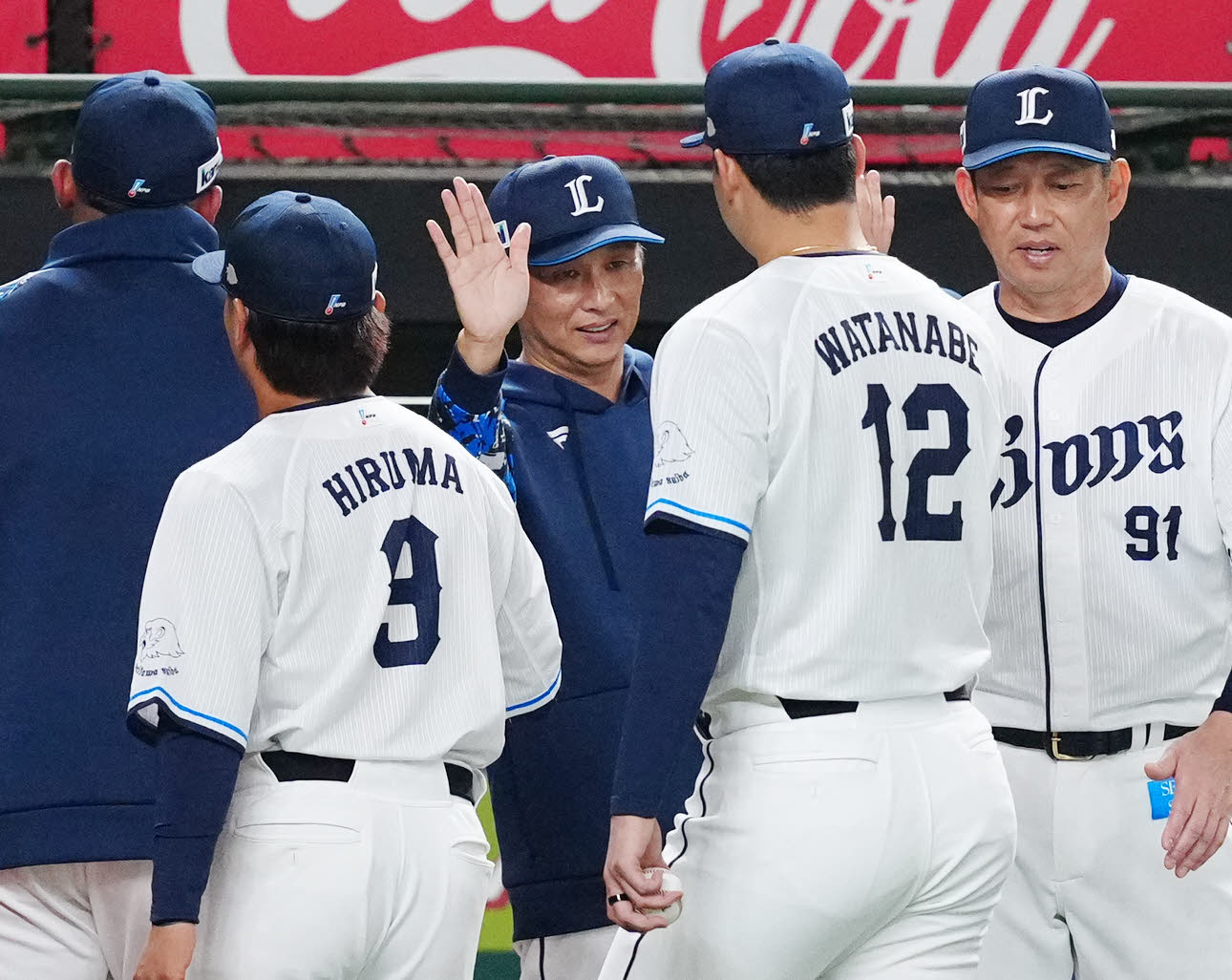 西武対ヤクルト　試合後、西武渡辺（中央右）とタッチを交わす西口監督（撮影・江口和貴）