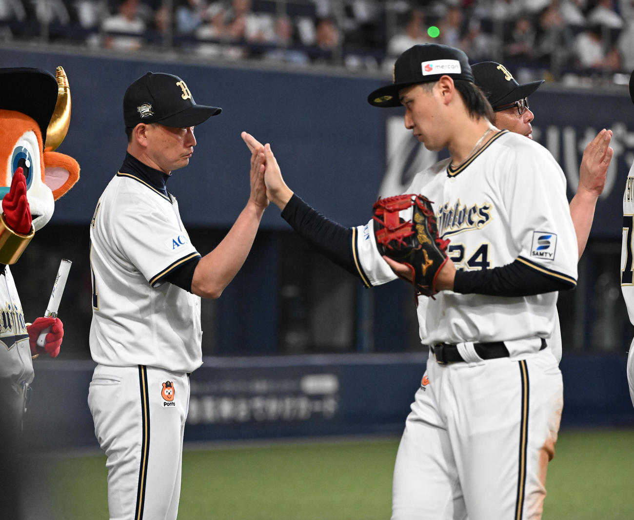 オリックス対広島　広島に勝利し紅林（右）らナインを迎えるオリックス岸田監督（撮影・和賀正仁）