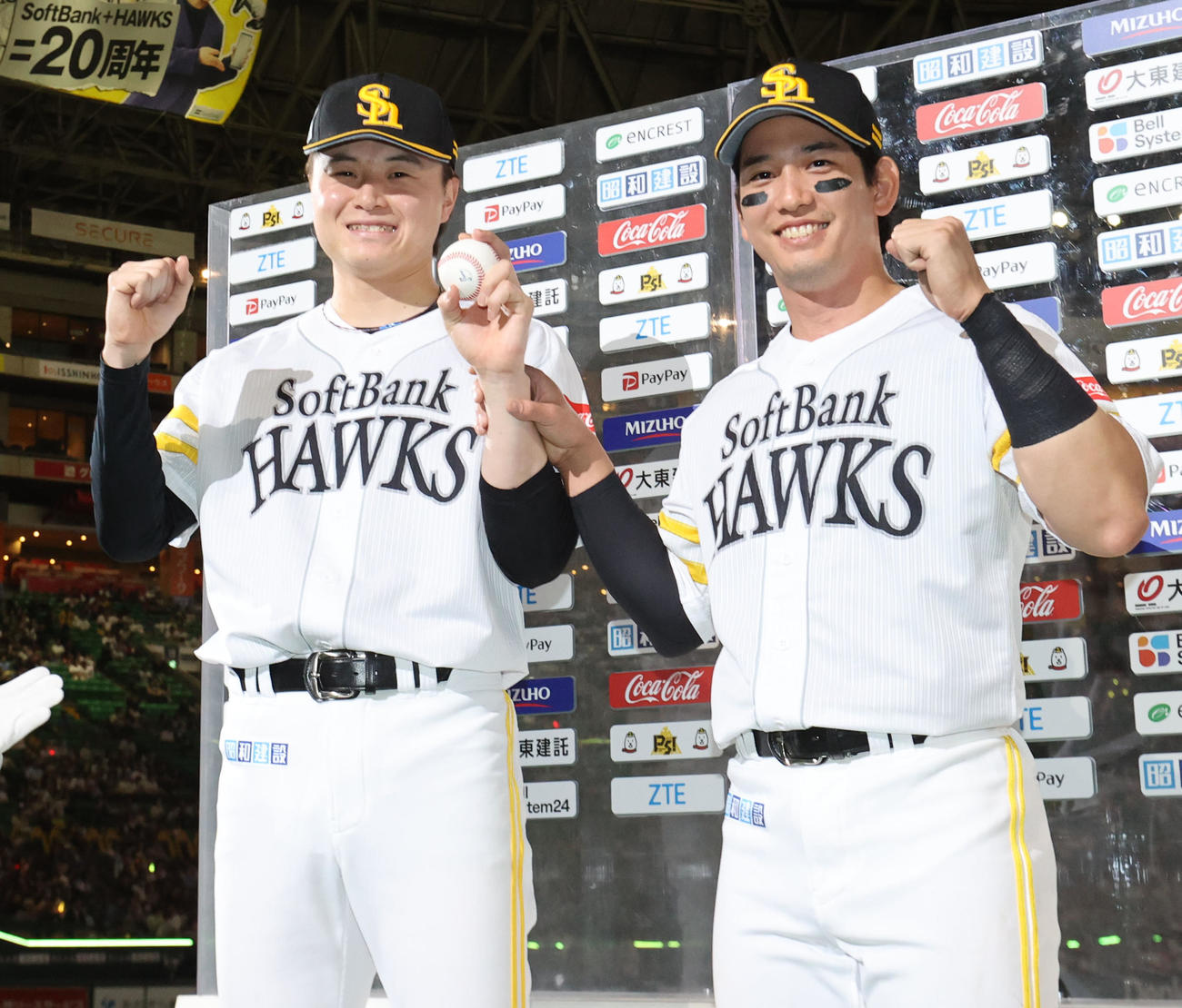 ソフトバンク対中日　ヒーローになった前田純と栗原（右）はガッツポーズ（撮影・梅根麻紀）