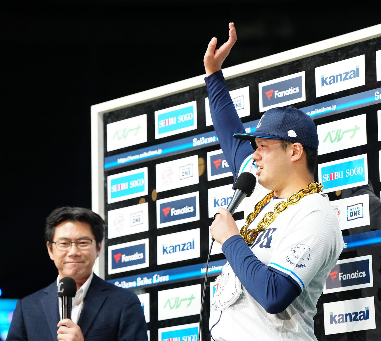 西武対ヤクルト　試合後、浦和学院の吹奏楽部に感謝する西武渡辺（撮影・江口和貴）