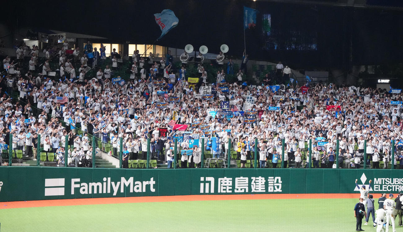西武対ヤクルト　試合後、ファンにあいさつする西武渡辺。上段は浦和学院の吹奏楽部（撮影・江口和貴）