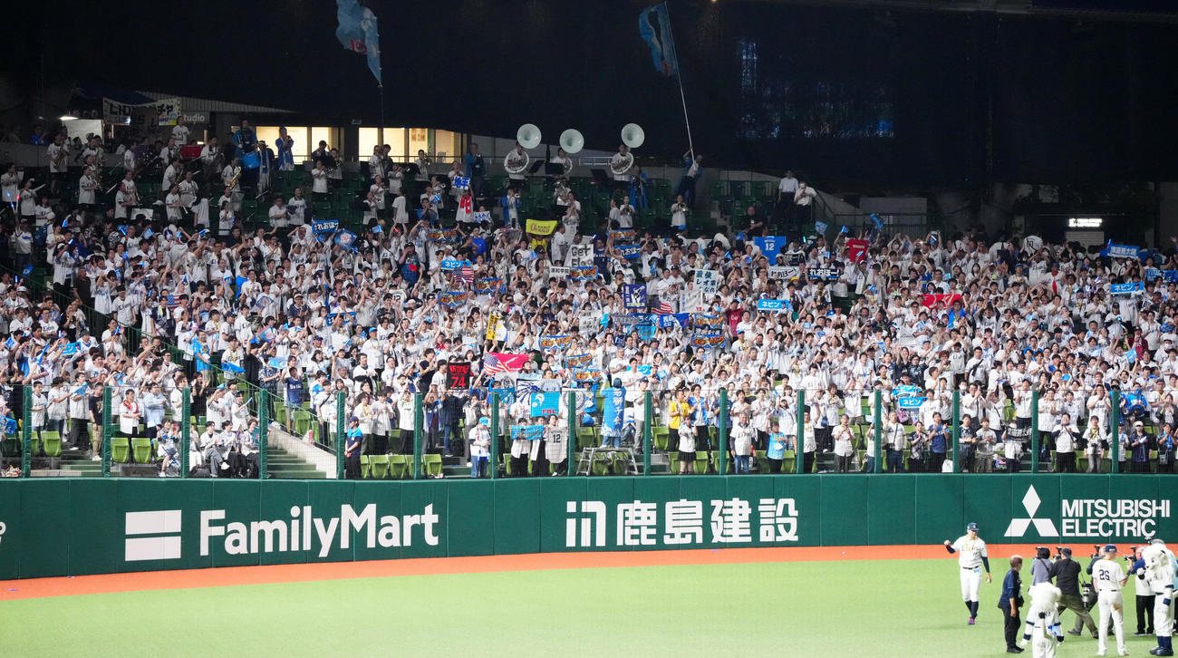 西武対ヤクルト　試合後、ファンにあいさつする西武渡辺。上段は浦和学院の吹奏楽部（撮影・江口和貴）
