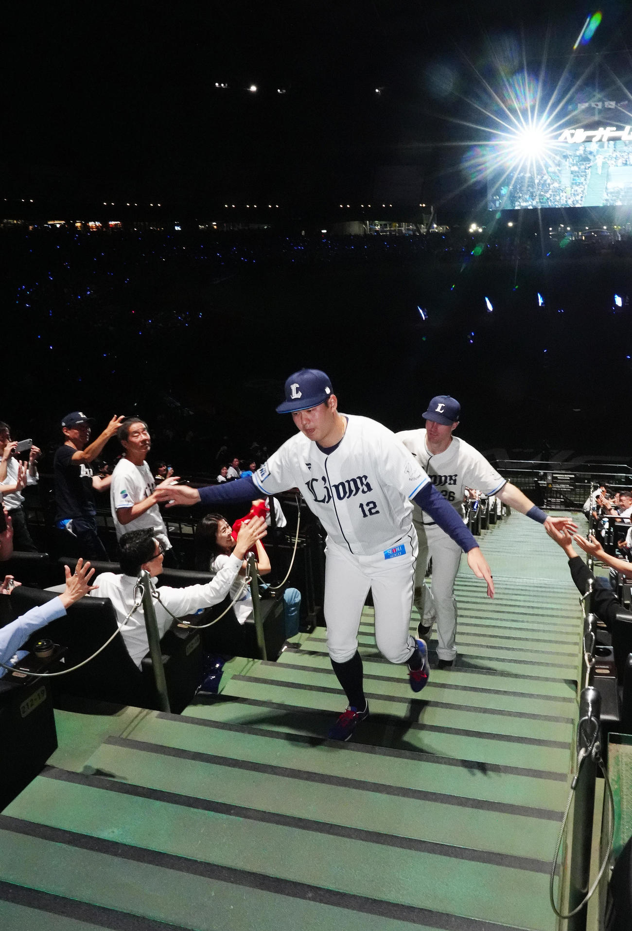 西武対ヤクルト　試合後、ビクトリーロードを昇る西武渡辺（手前）とネビン（撮影・江口和貴）