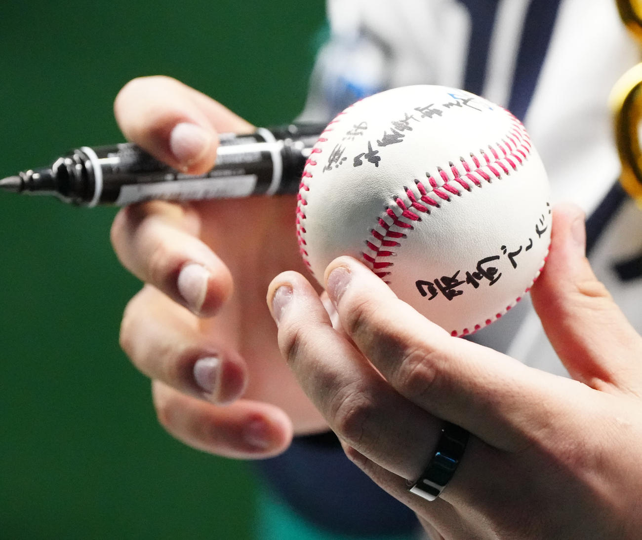 西武対ヤクルト　試合後、勝利球に浦和学院の吹奏楽部へメッセージを記す西武渡辺（撮影・江口和貴）
