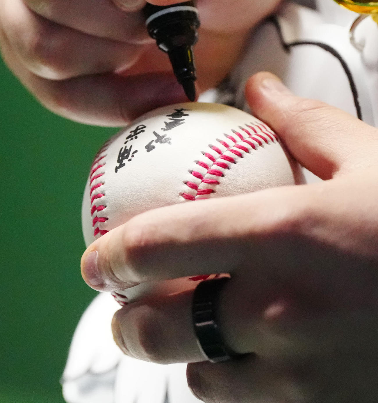 西武対ヤクルト　試合後、勝利球に浦和学院の吹奏楽部へメッセージを記す西武渡辺（撮影・江口和貴）