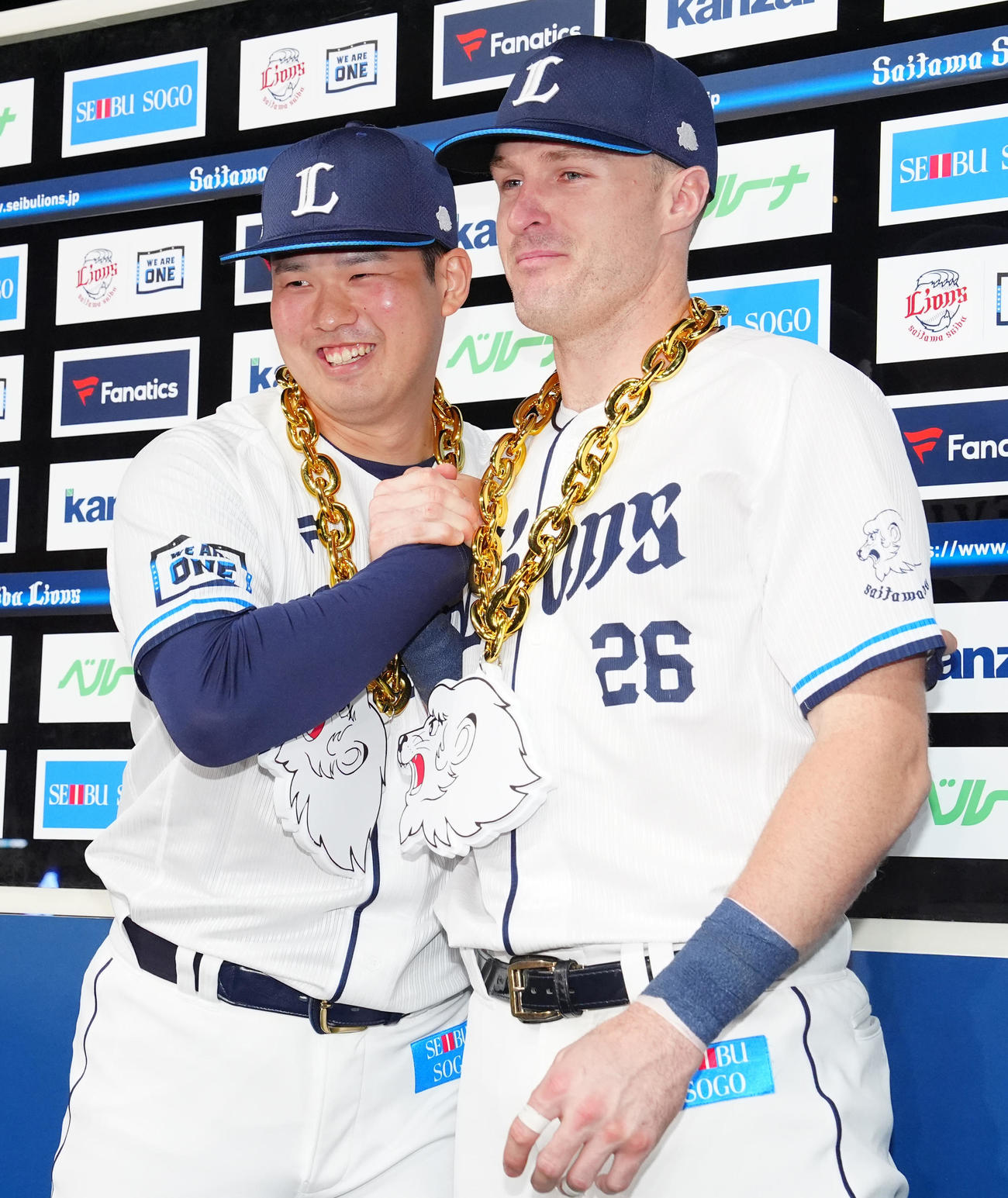 西武対ヤクルト　試合後、握手を交わす西武渡辺（左）とネビン（撮影・江口和貴）