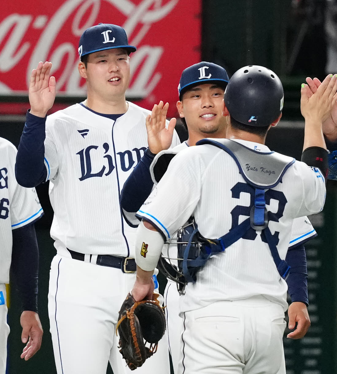 西武対ヤクルト　試合後、勝利のタッチを交わす西武渡辺（左）と蛭間（中央）（撮影・江口和貴）
