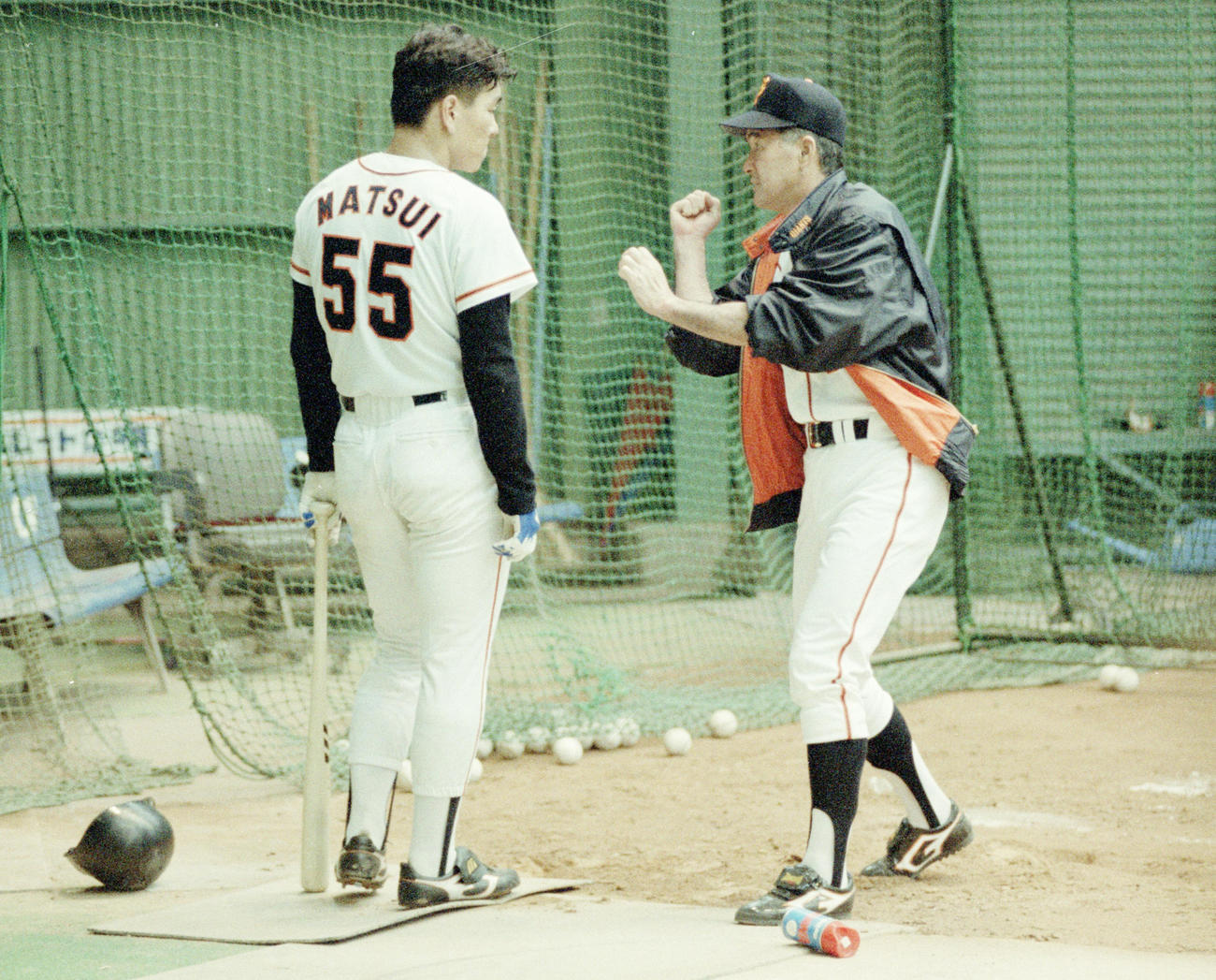 1993年5月、松井（左）に熱血指導する長嶋監督