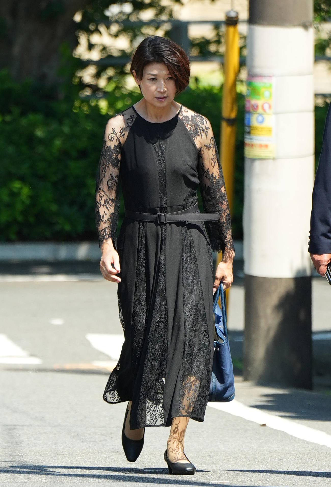 弔問に訪れる元NHKの青山アナ（撮影・菅敏）
