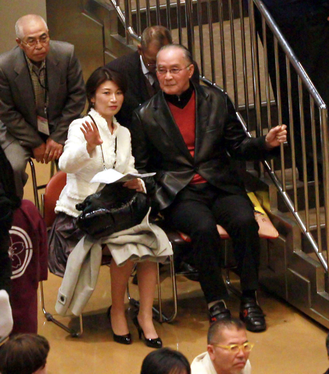 大相撲初場所8日目　長嶋茂雄巨人終身名誉監督（右）と観戦するNHK青山祐子アナ＝2011年1月16日