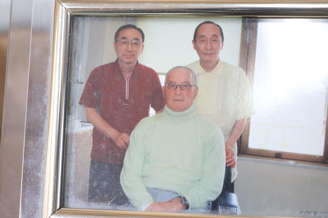 文化理髪室の店長で兄の吉田博さん（左）と担当理容師で弟の明さん（右）、常連客だった長嶋氏
