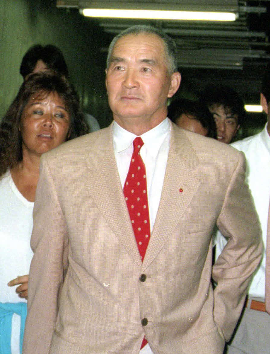98年7月、ガルベスの乱闘事件で頭を丸めた巨人・長嶋茂雄監督