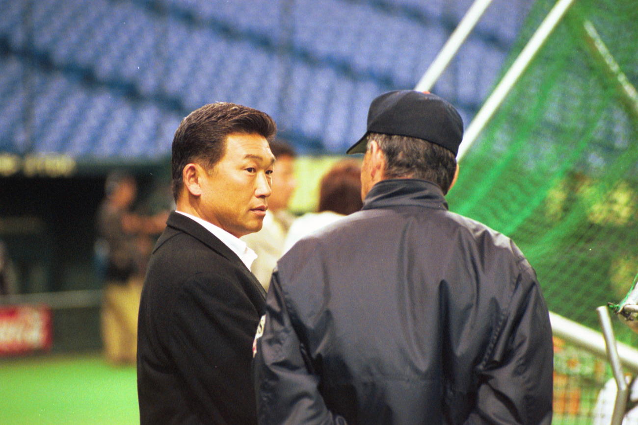 巨人対阪神の試合前、評論家・佐々木恭介氏と談笑する長嶋茂雄監督＝00年４月
