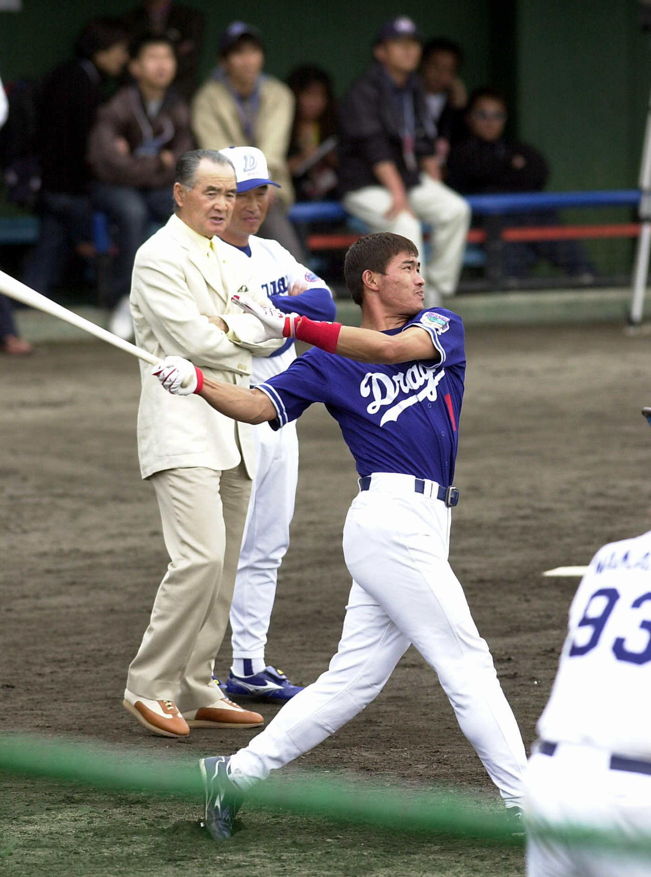 中日のキャンプを視察に訪れた前巨人監督・長嶋茂雄氏（左）が見守る中、打撃練習を行う福留孝介（右）。中央は佐々木恭介打撃コーチ＝2002年2月