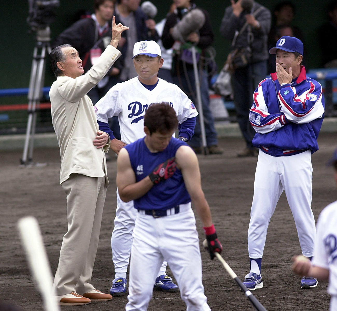 中日のキャンプを視察に訪れた前巨人監督・長嶋茂雄氏（左）は山田久志監督（右）、佐々木恭介打撃コーチ（中）とグラウンドで天を指差し打撃論について話し合う＝02年2月