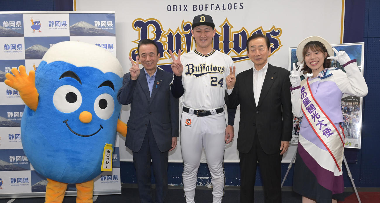 静岡PR大使に就任したオリックス紅林（中央）は左からふじっぴー、鈴木静岡県知事、1人おいて北村藤枝市長、藤の里観光大使の中田百奈美さんと記念撮影する（撮影・和賀正仁）