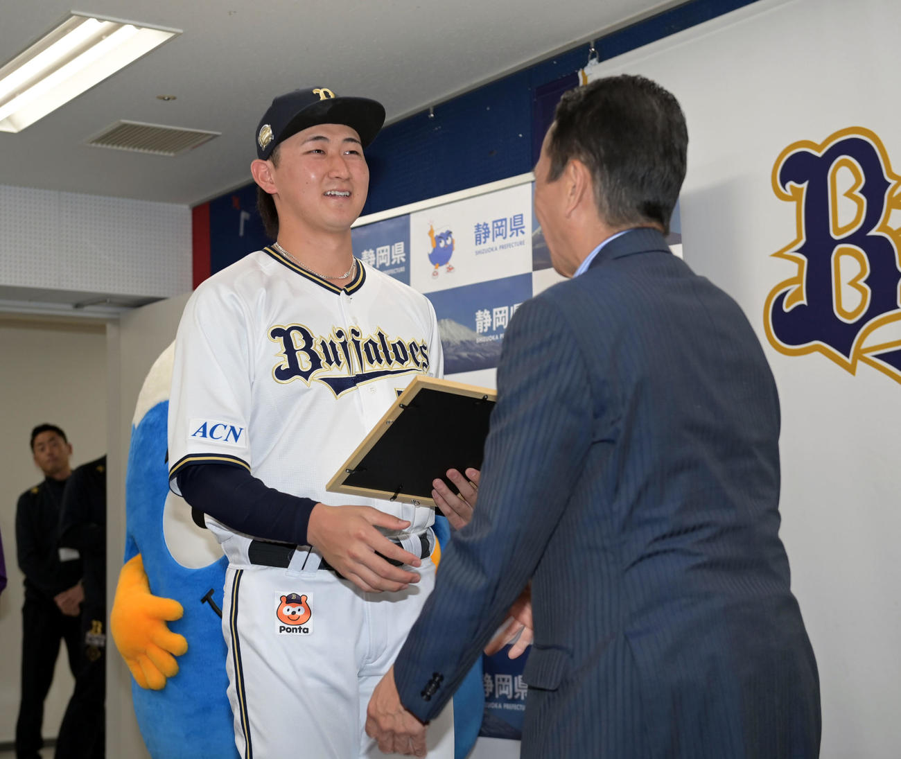鈴木静岡県知事（右）から静岡PR大使を委嘱されるオリックス紅林（撮影・和賀正仁）