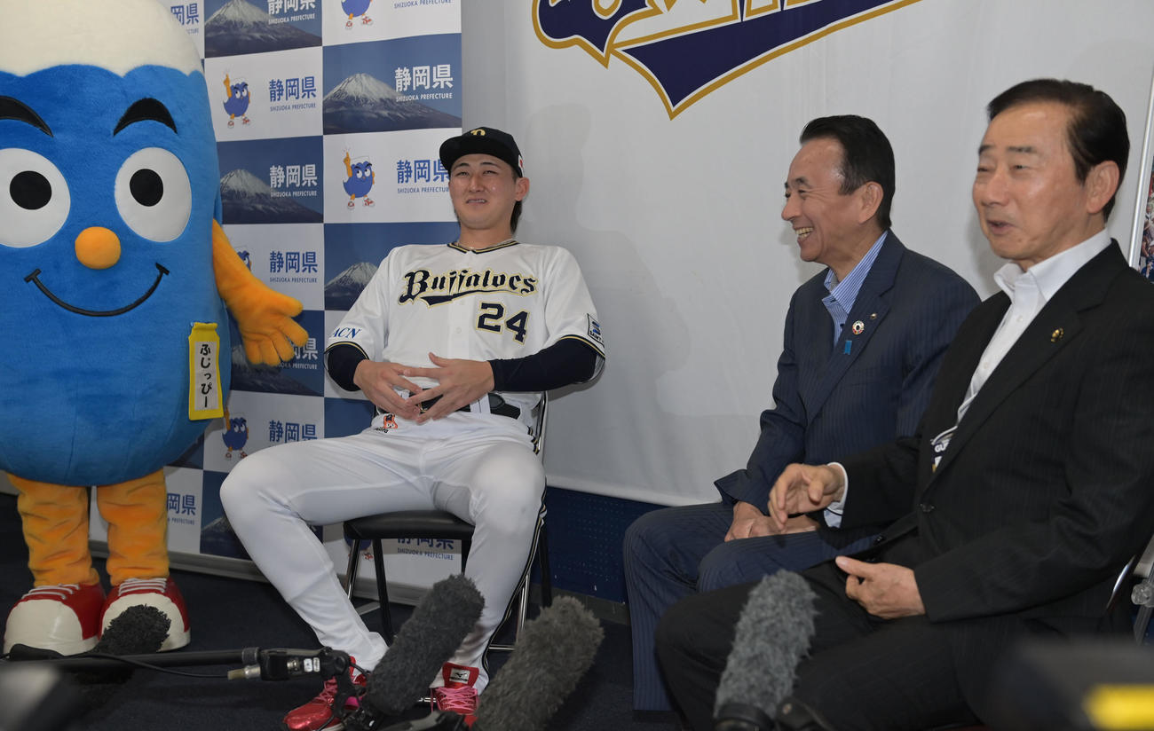 静岡PR大使に就任したオリックス紅林は右から北村藤枝市長、鈴木静岡県知事と歓談する（撮影・和賀正仁）