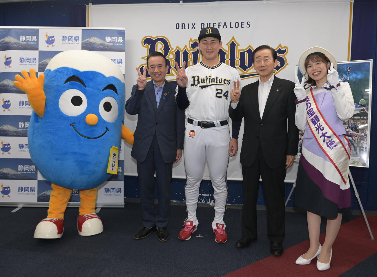 静岡PR大使に就任したオリックス紅林（中央）は左からふじっぴー、鈴木静岡県知事、1人おいて北村藤枝市長、藤の里観光大使の中田百奈美さんと記念撮影する（撮影・和賀正仁）