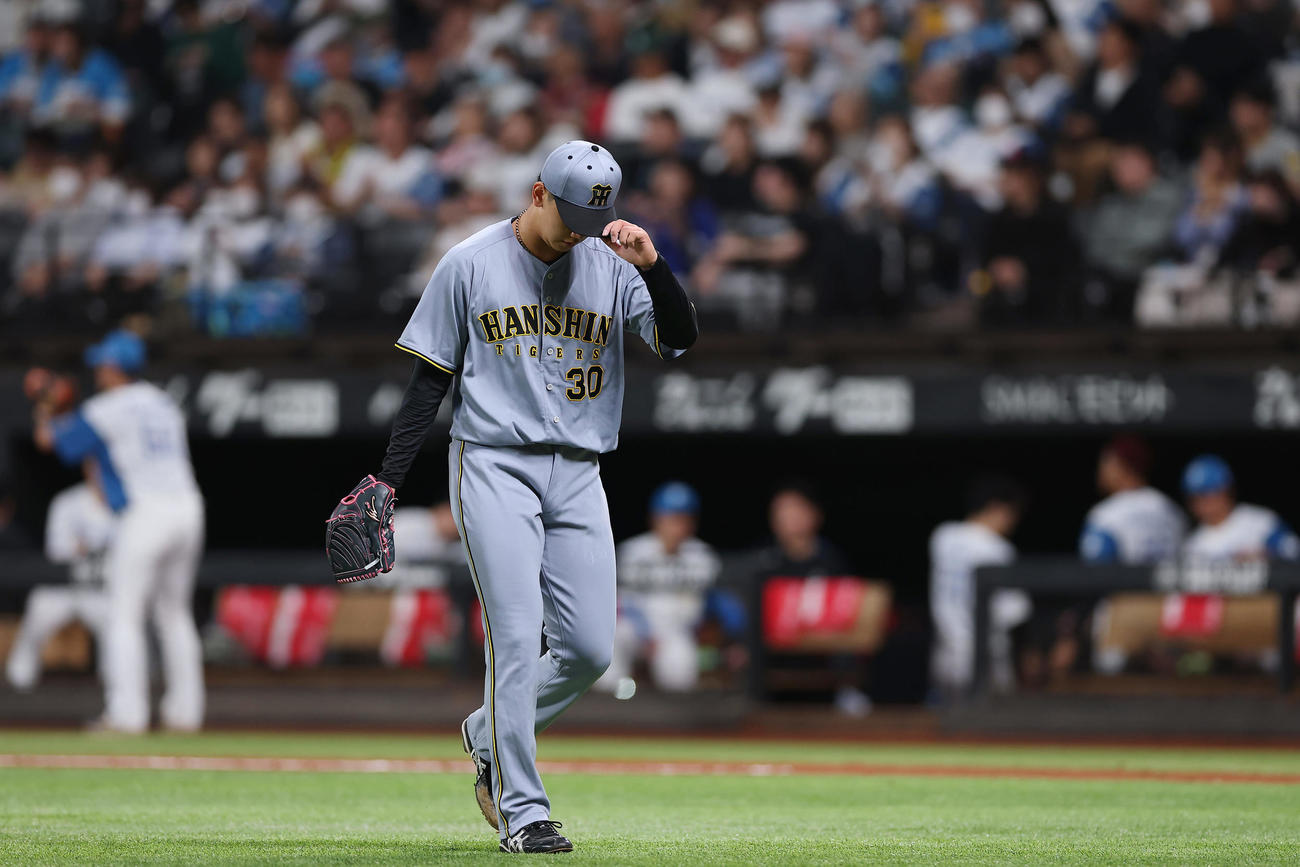 4日日本ハム戦、4回4失点で肩を落としながらベンチへ戻る阪神門別