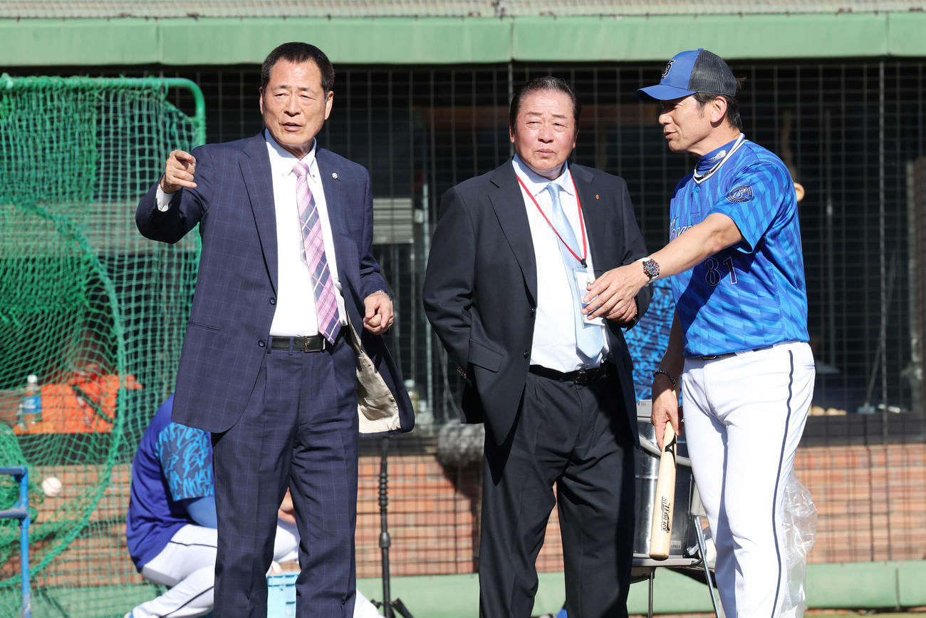 楽天対DeNA　試合前練習で言葉を交わす中畑氏（左）、梨田氏、DeNA三浦監督（撮影・宮地輝）