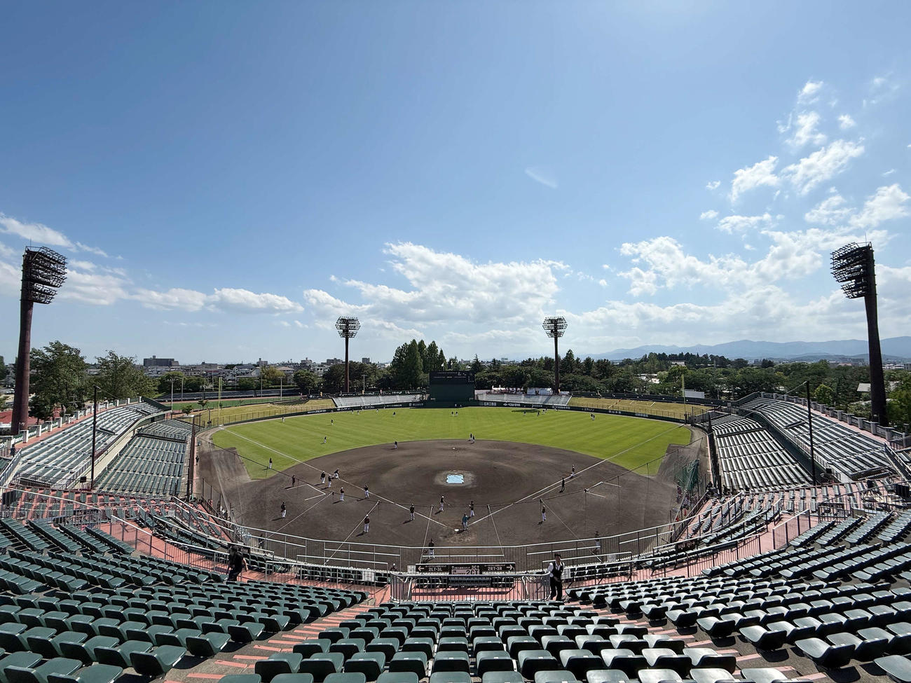 楽天対DeNA　ヨーク開成山スタジアムで試合前練習を行う楽天の選手たち（撮影・宮地輝）