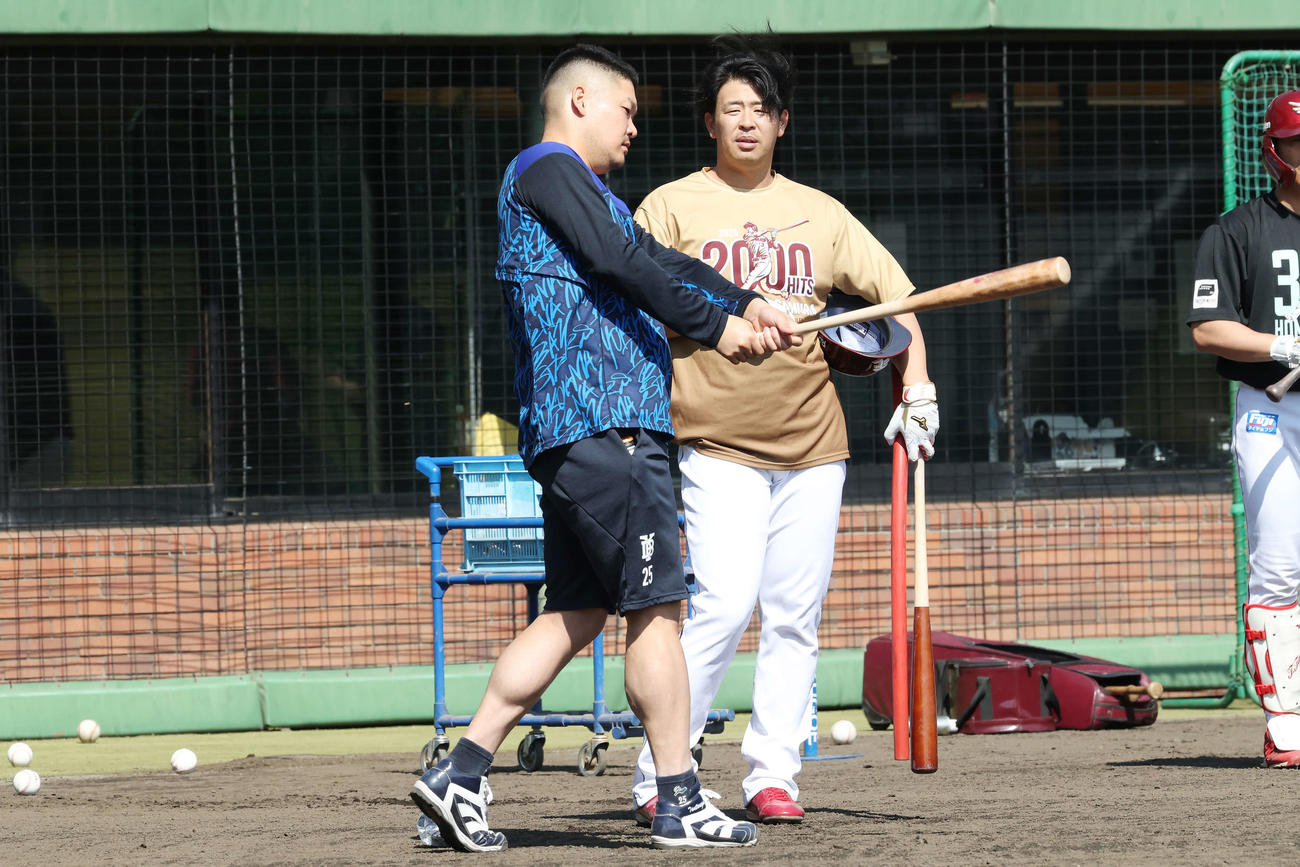 楽天対DeNA　試合前練習で言葉を交わすDeNA筒香（左）と楽天浅村（撮影・宮地輝）