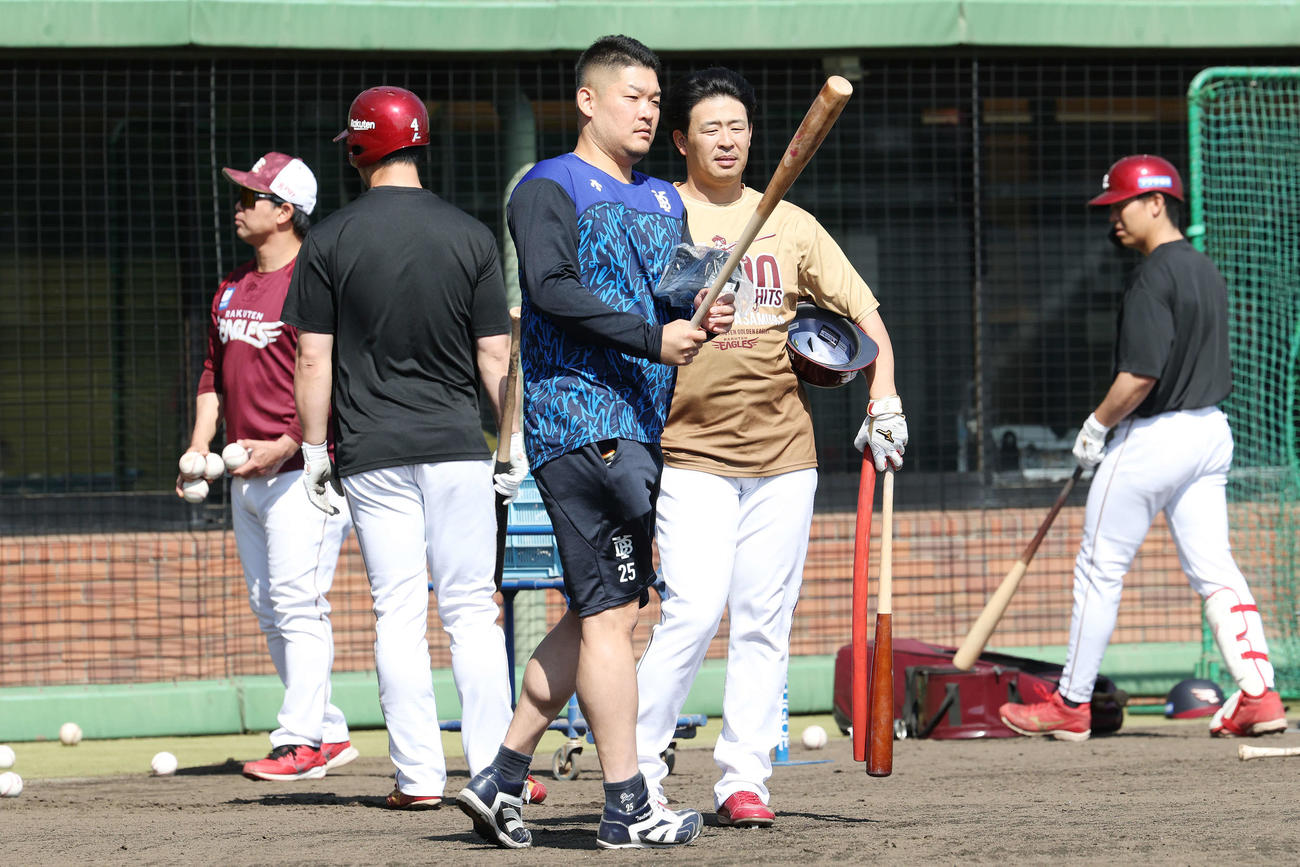 楽天対DeNA　試合前練習で言葉を交わすDeNA筒香（左）と楽天浅村（撮影・宮地輝）