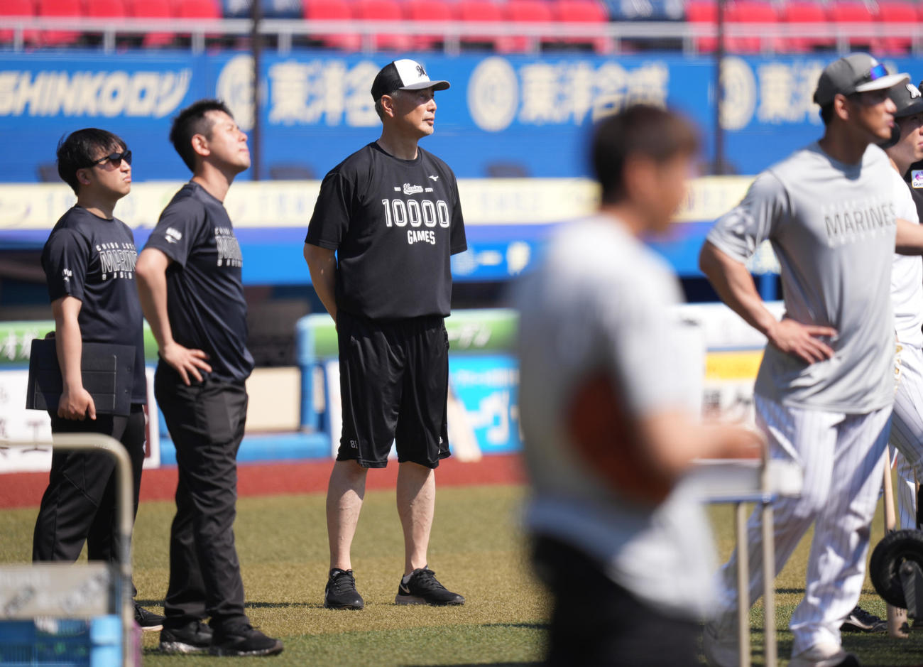 ロッテ対巨人　試合前練習を見守るロッテ吉井監督（中央）（撮影・鈴木みどり）