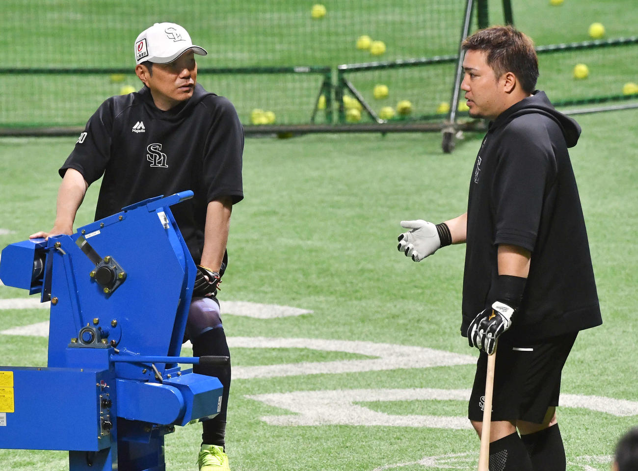 ソフトバンク対中日　試合前、山川（右）と話す小久保監督（撮影・岩下翔太）