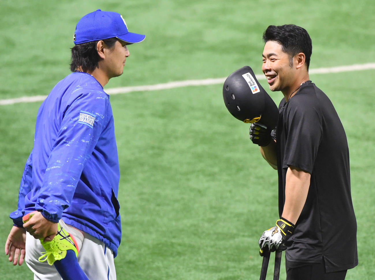 ソフトバンク対中日　試合前、中日涌井（左）と談笑するソフトバンク近藤（撮影・岩下翔太）