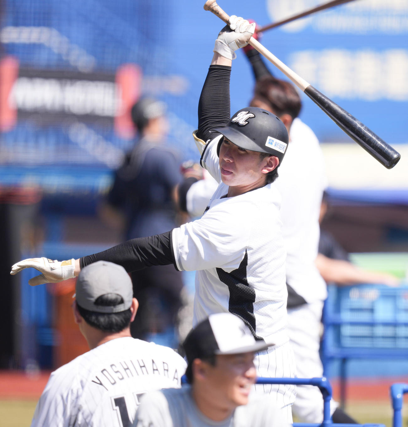 ロッテ対巨人　試合前、打撃練習するロッテ寺地（撮影・鈴木みどり）
