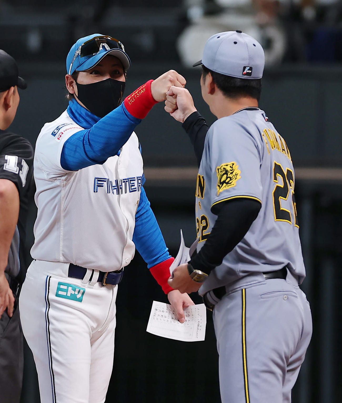 第2夜は笑顔でグータッチ（2025年6月4日撮影）