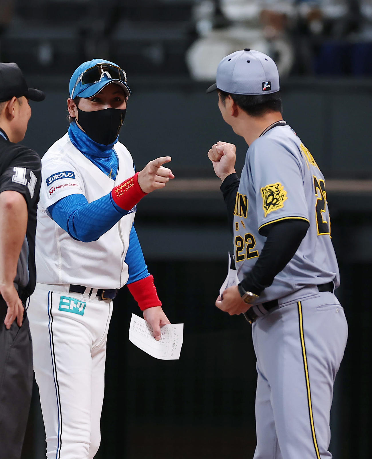 第2夜は笑顔でグータッチ（2025年6月4日撮影）