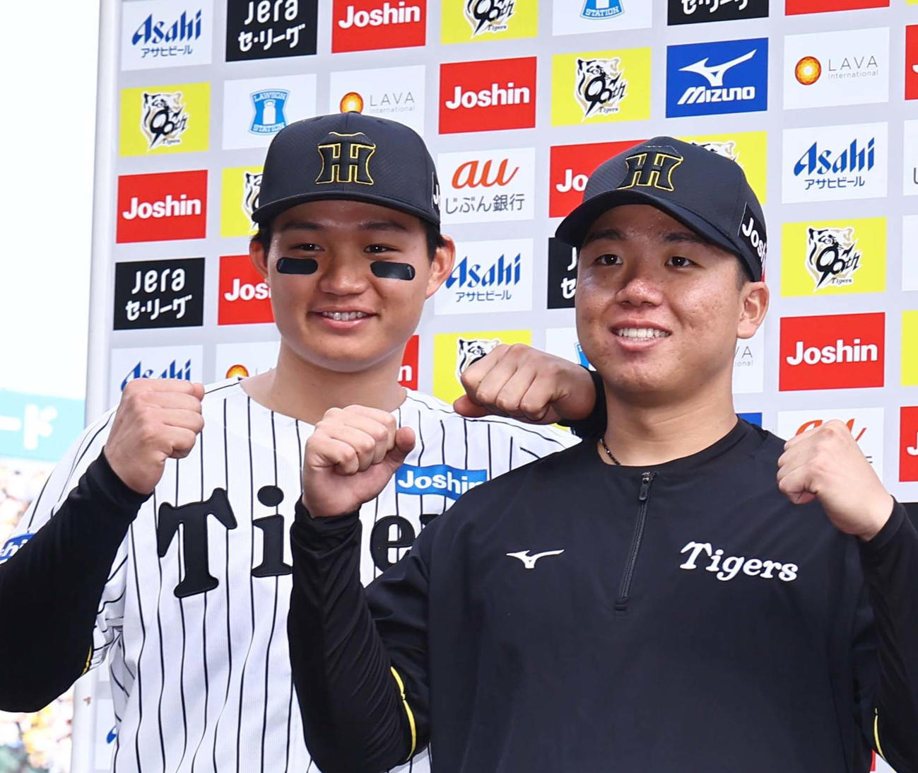 森下翔太（左）と村上頌樹（2025年撮影）