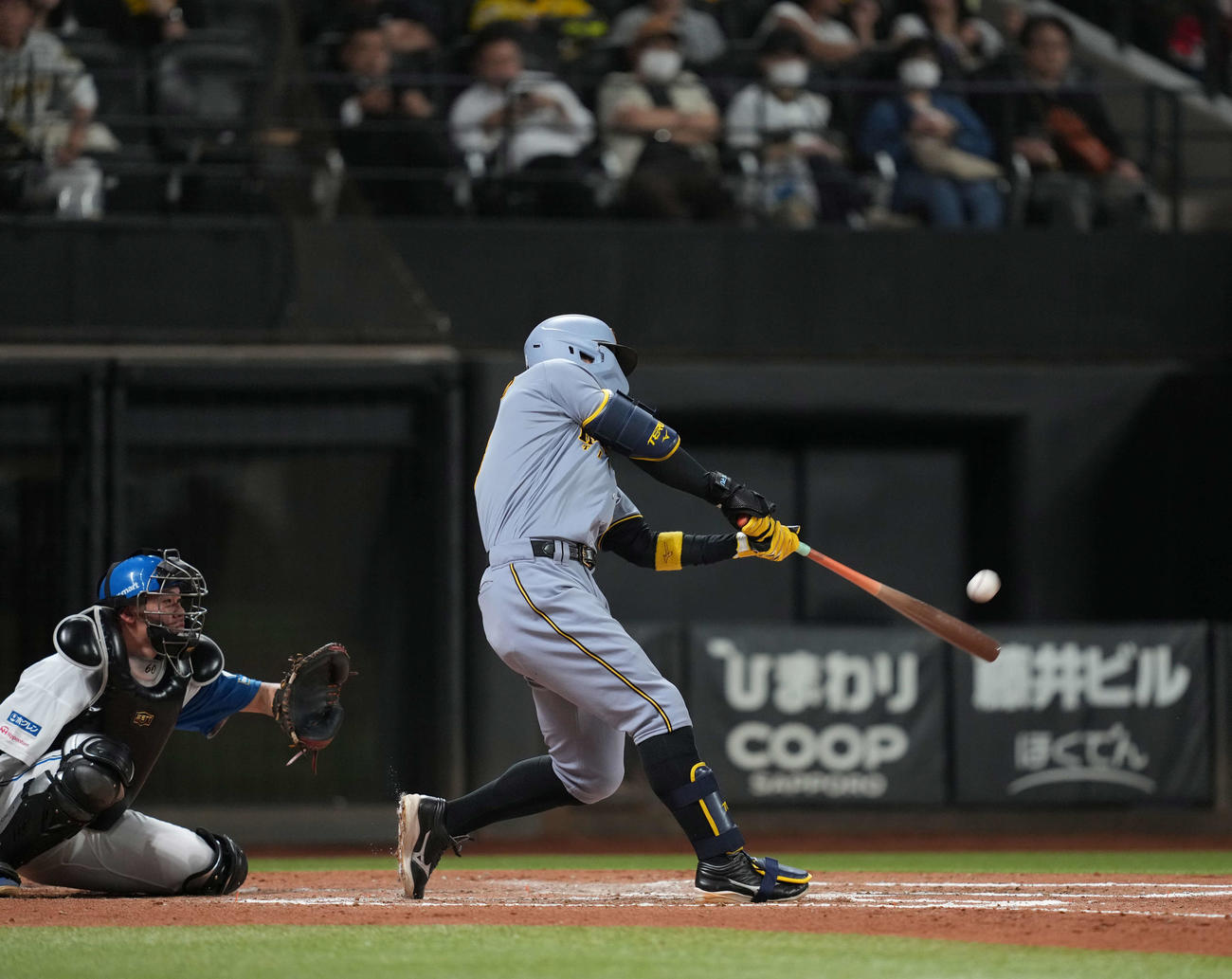 日本ハム対阪神　8回表阪神無死、プロ通算100号本塁打を右越えに放つ佐藤輝（撮影・井上学）