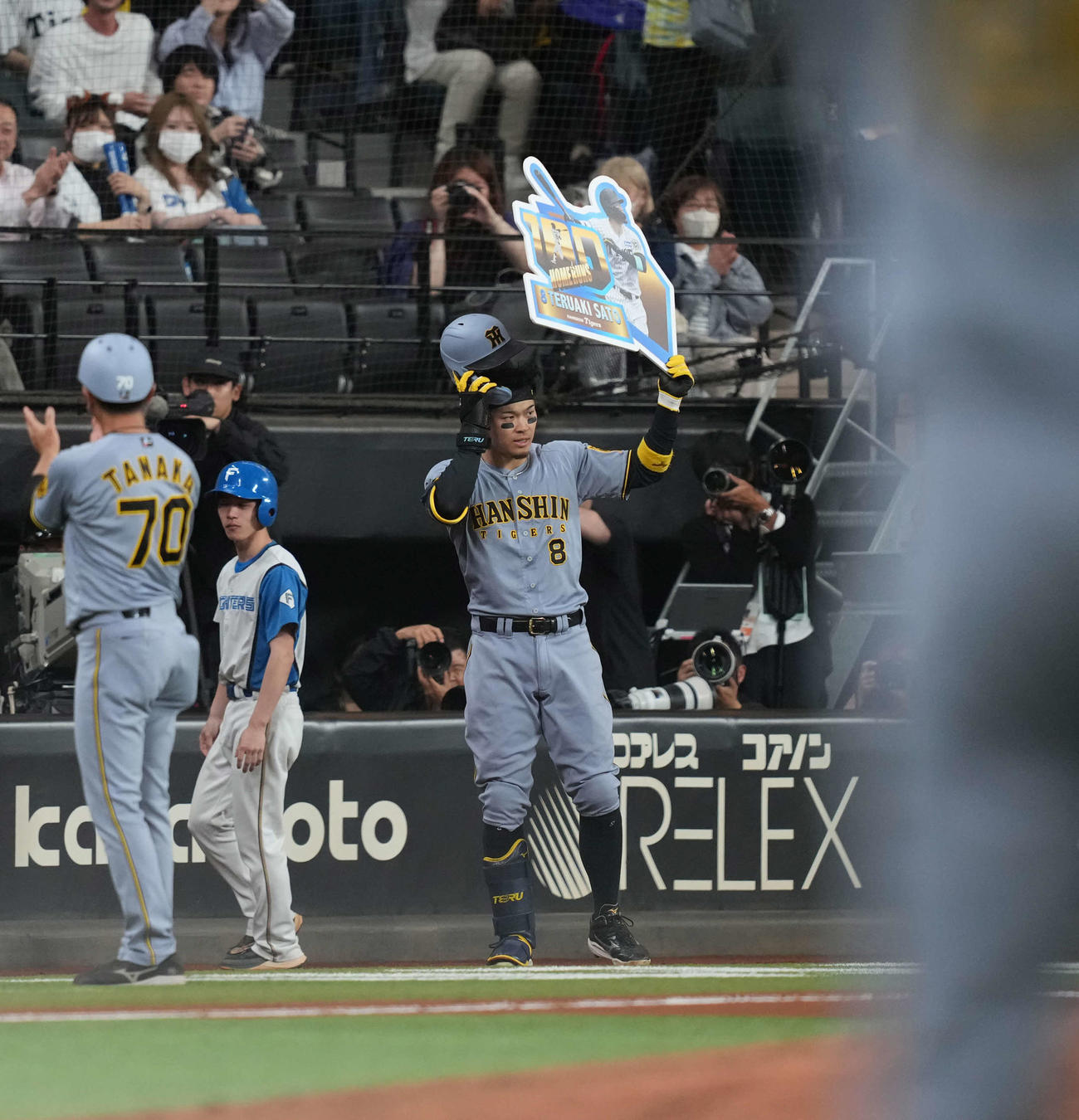 日本ハム対阪神　8回表阪神無死、プロ通算100号本塁打を右越えに放つ佐藤輝（撮影・井上学）