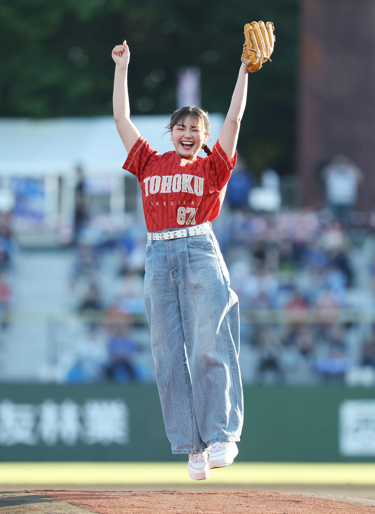 楽天対DeNA　セレモニアルピッチを行い笑顔で跳びはねる箭内夢菜（撮影・宮地輝）