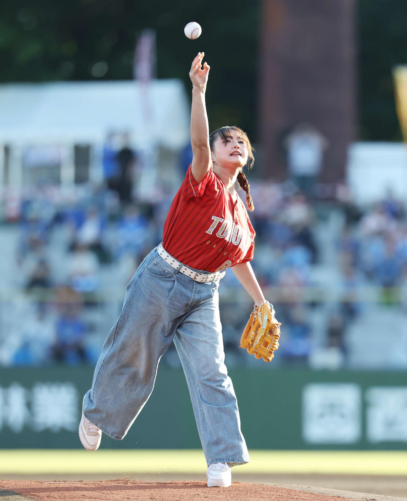 楽天対DeNA　セレモニアルピッチを行う箭内夢菜（撮影・宮地輝）