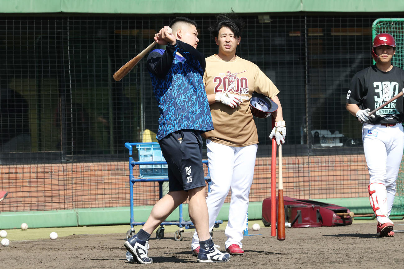 楽天対DeNA　試合前練習で言葉を交わすDeNA筒香（左）と楽天浅村（撮影・宮地輝）