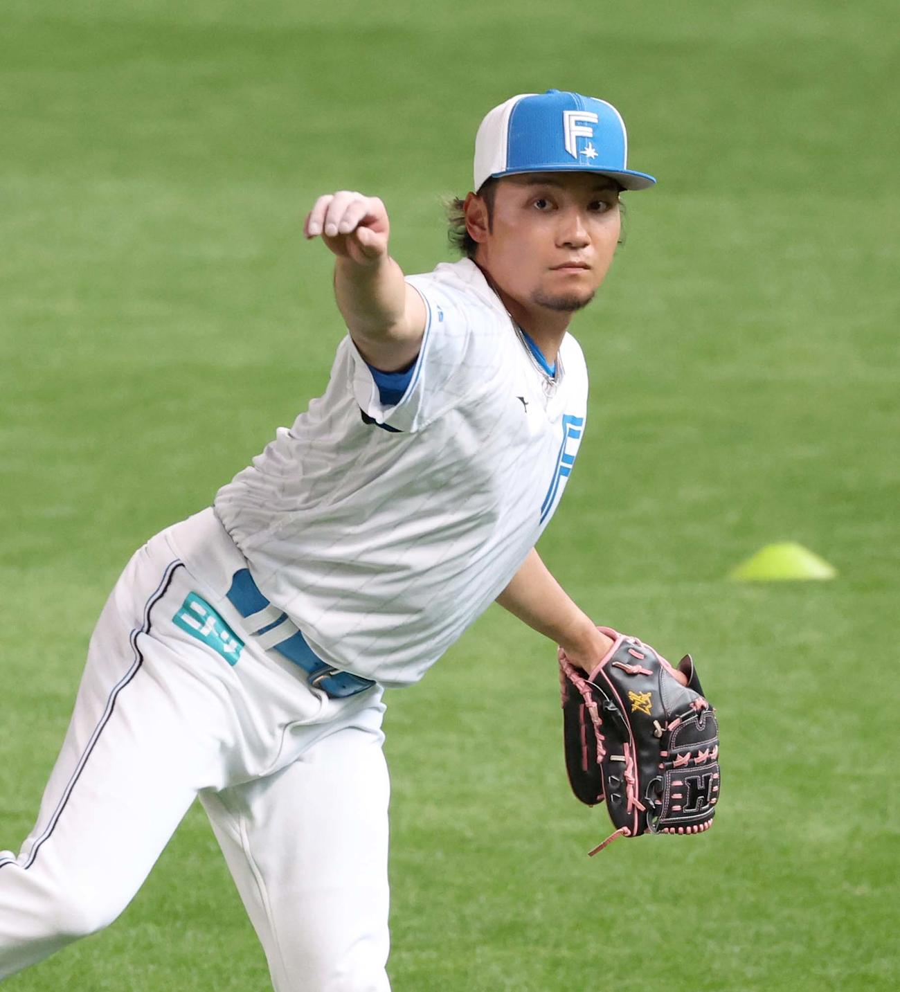日本ハム対阪神　キャッチボールする伊藤（撮影・黒川智章）