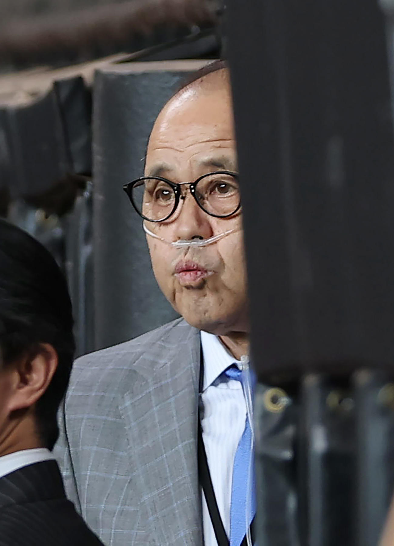 日本ハム対阪神　試合前練習を見つめる阪神岡田オーナー付顧問（撮影・前田充）
