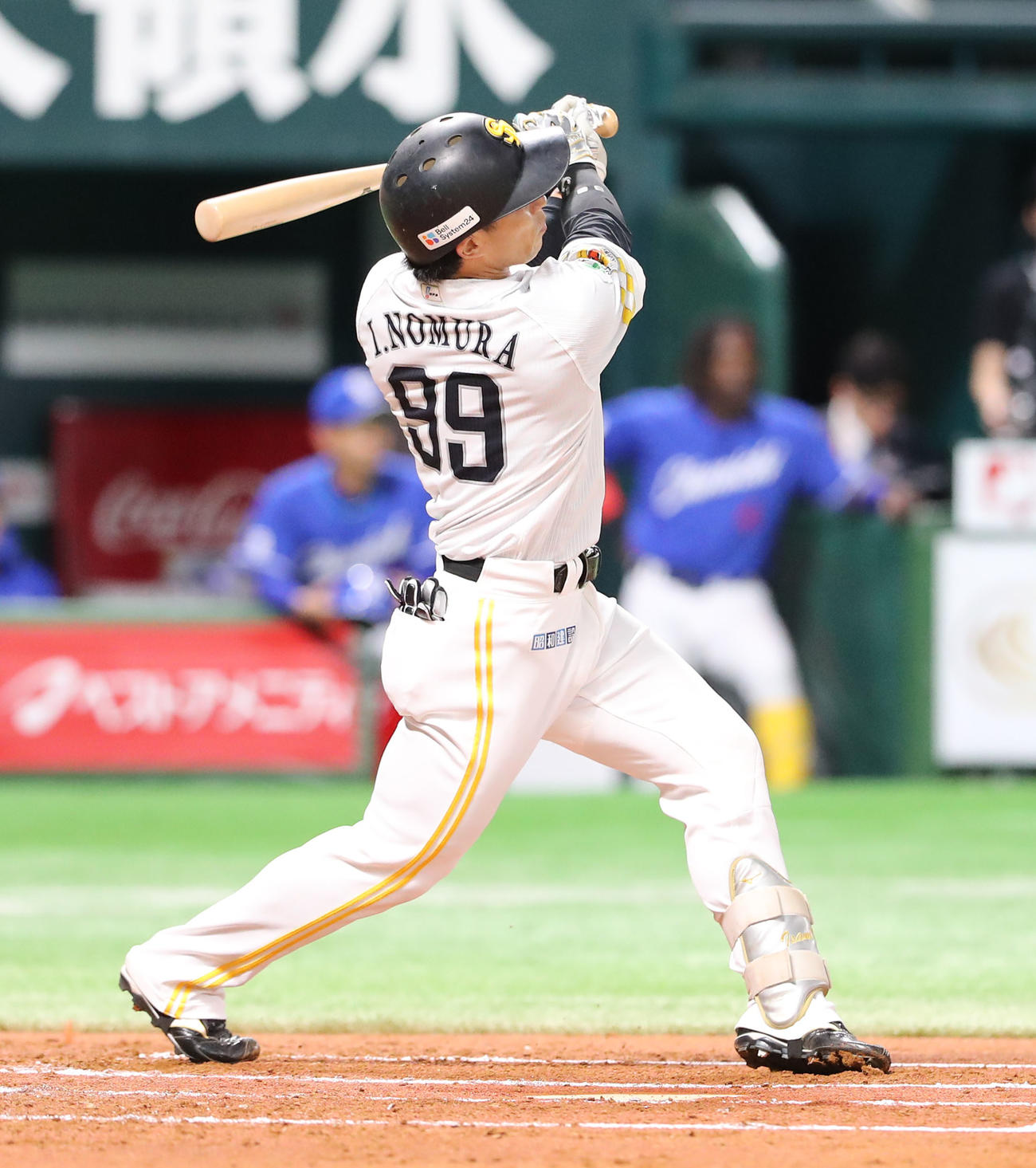ソフトバンク対中日　1回裏ソフトバンク2死一、三塁、野村は左中間に3点本塁打を放つ（撮影・梅根麻紀）