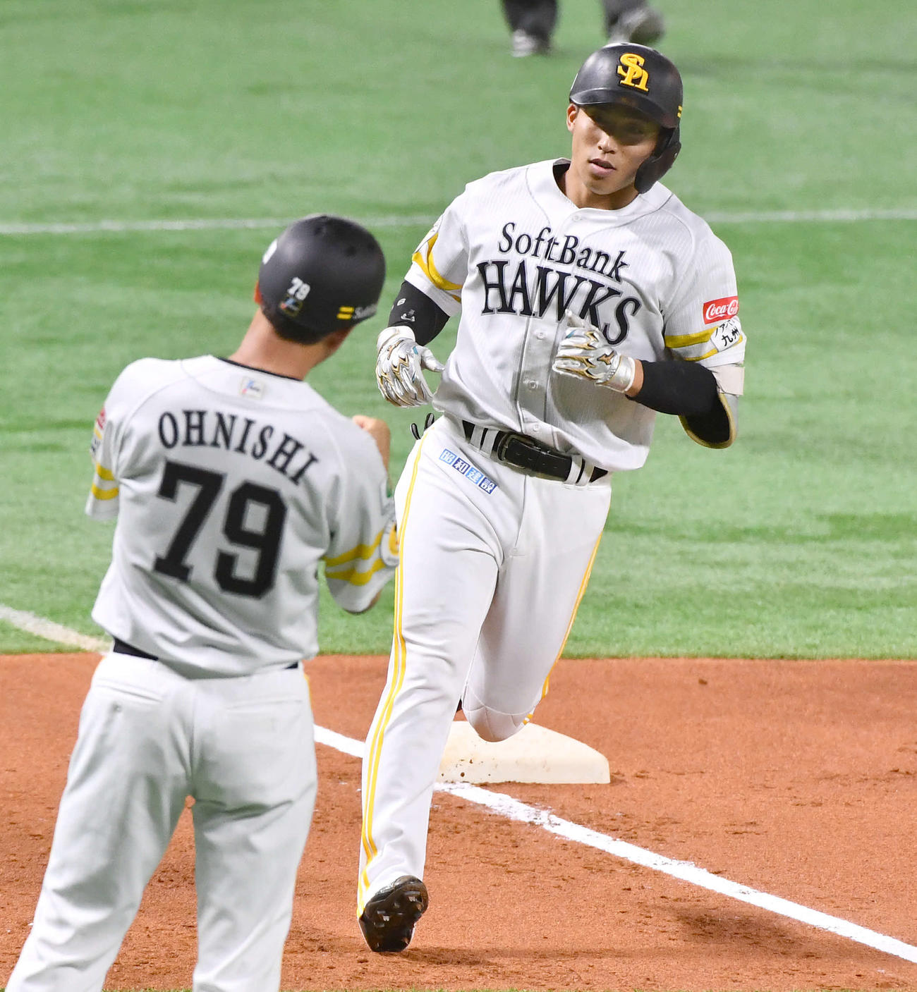 ソフトバンク対中日　1回裏ソフトバンク1死一、三塁、左中間へ3点本塁打を放ち、三塁を回る野村（撮影・岩下翔太）