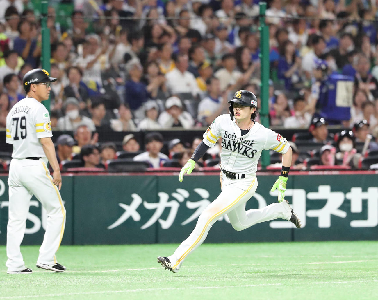 ソフトバンク対中日　1回裏ソフトバンク1死一塁、柳町達の右越え先制適時二塁打で生還する周東（撮影・梅根麻紀）