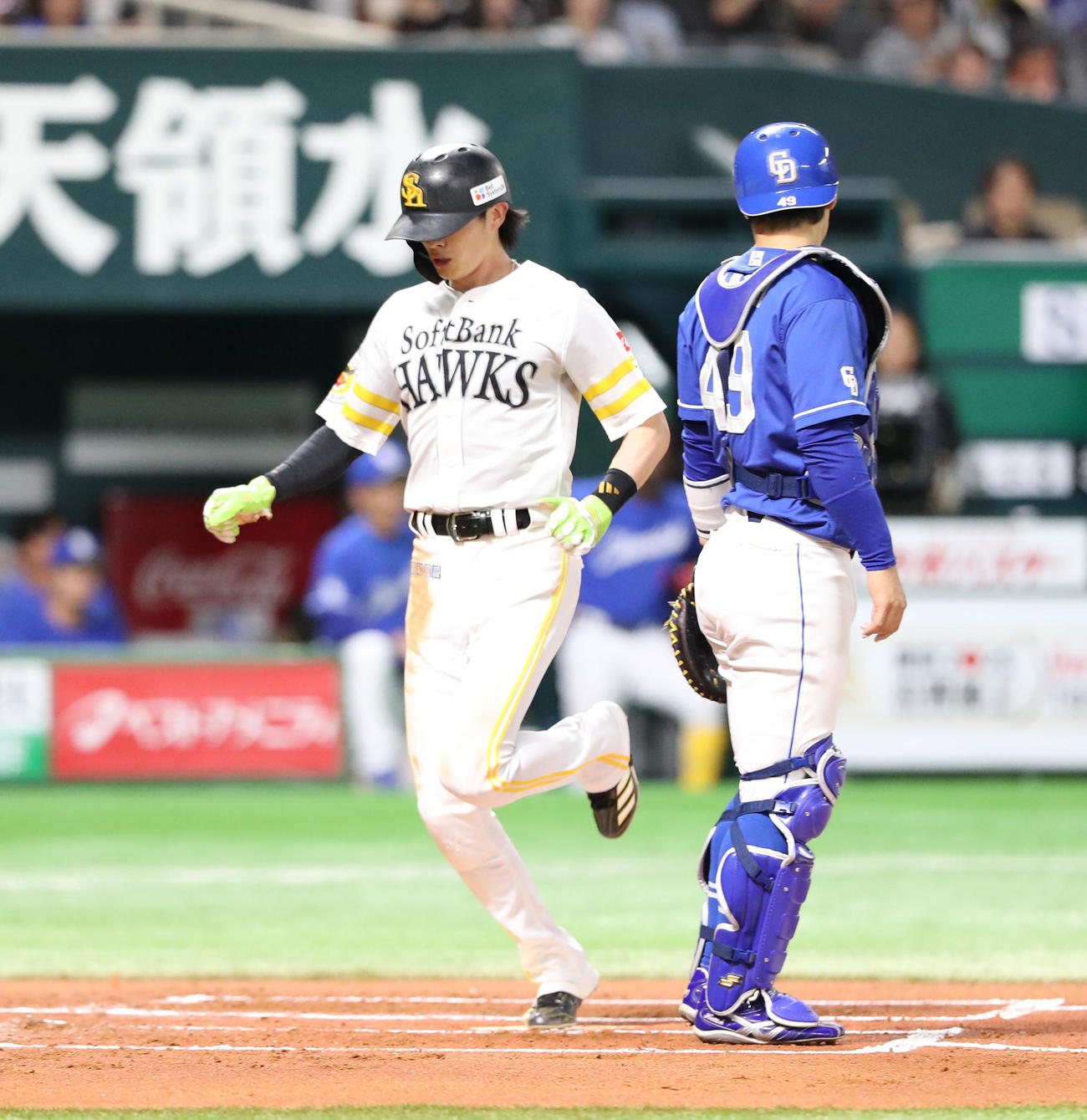 ソフトバンク対中日　1回裏ソフトバンク1死一塁、柳町達の右越え先制適時二塁打で生還する周東（撮影・梅根麻紀）